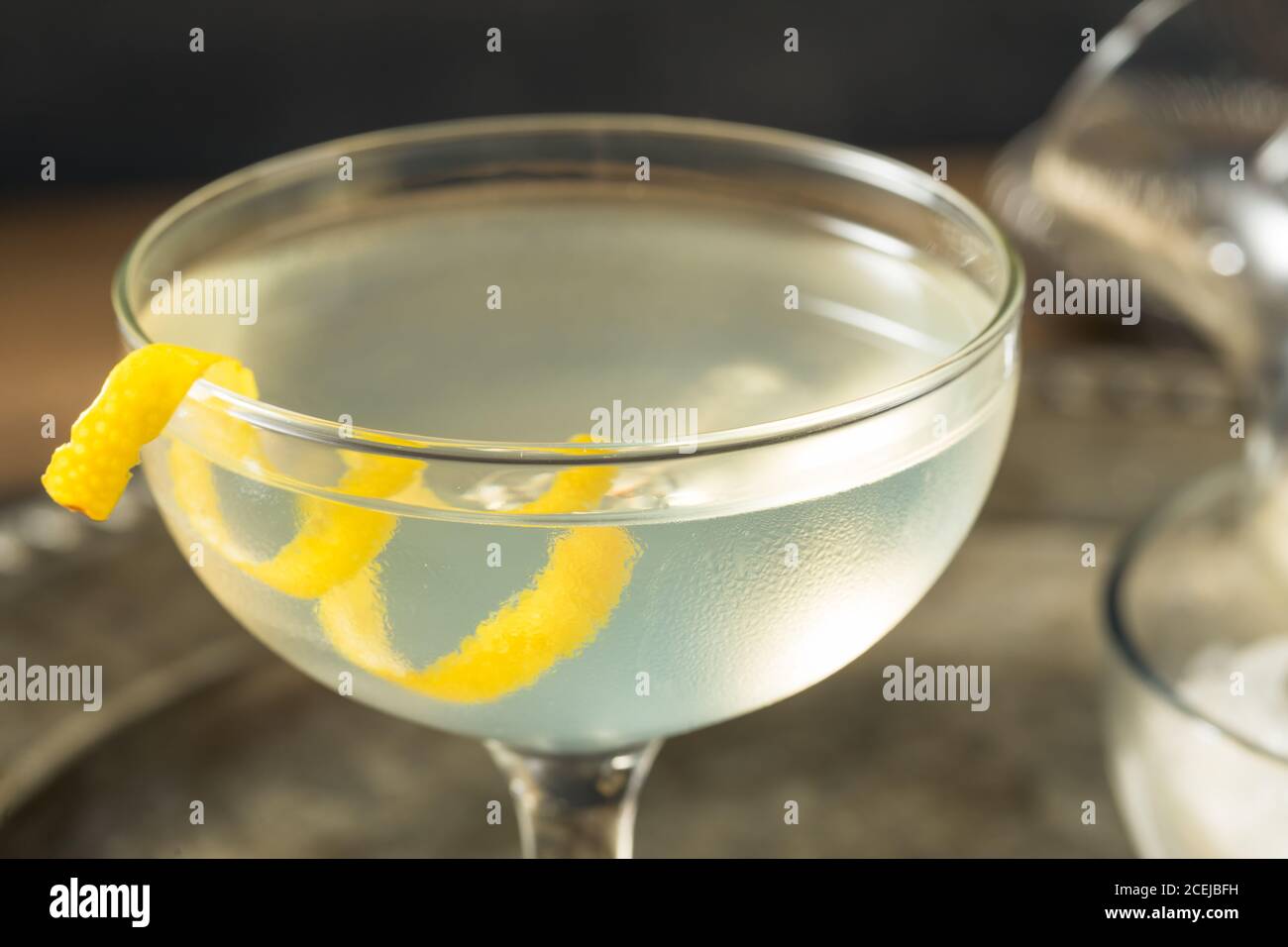Rinfrescante Martini secco con una Garnish al limone e Vermouth Foto Stock