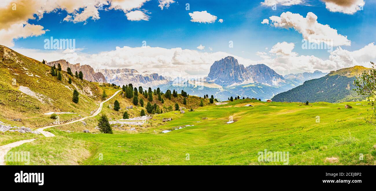 Incredibile vista panoramica dal parco Seceda sulle Alpi dolomitiche, dal gruppo montuoso Odle - Geisler, dalla cima della scoscata e dall'Alpe Siusi. Selva di val Foto Stock