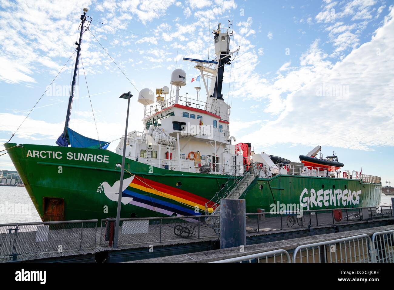 Bordeaux , Aquitaine / Francia - 08 25 2020 : simbolo Greenpeace sulla nave la nave Arctic Sunrise nel porto di Bordeaux Francia Foto Stock