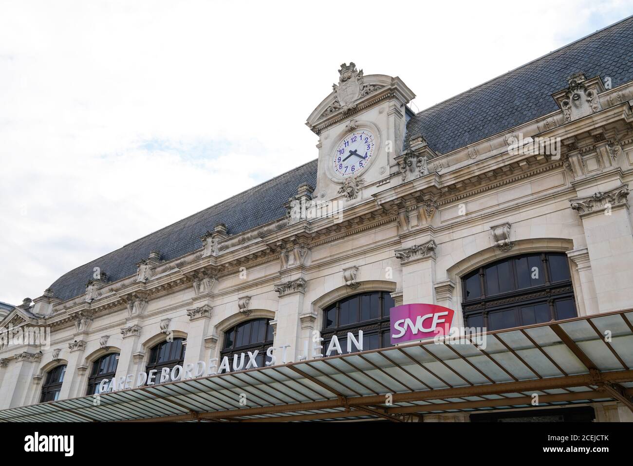 Bordeaux , Aquitaine / Francia - 09 23 2019 : logo SNCF sulla parete della stazione di bordeaux Società nazionale della compagnia ferroviaria francese in Francia Foto Stock