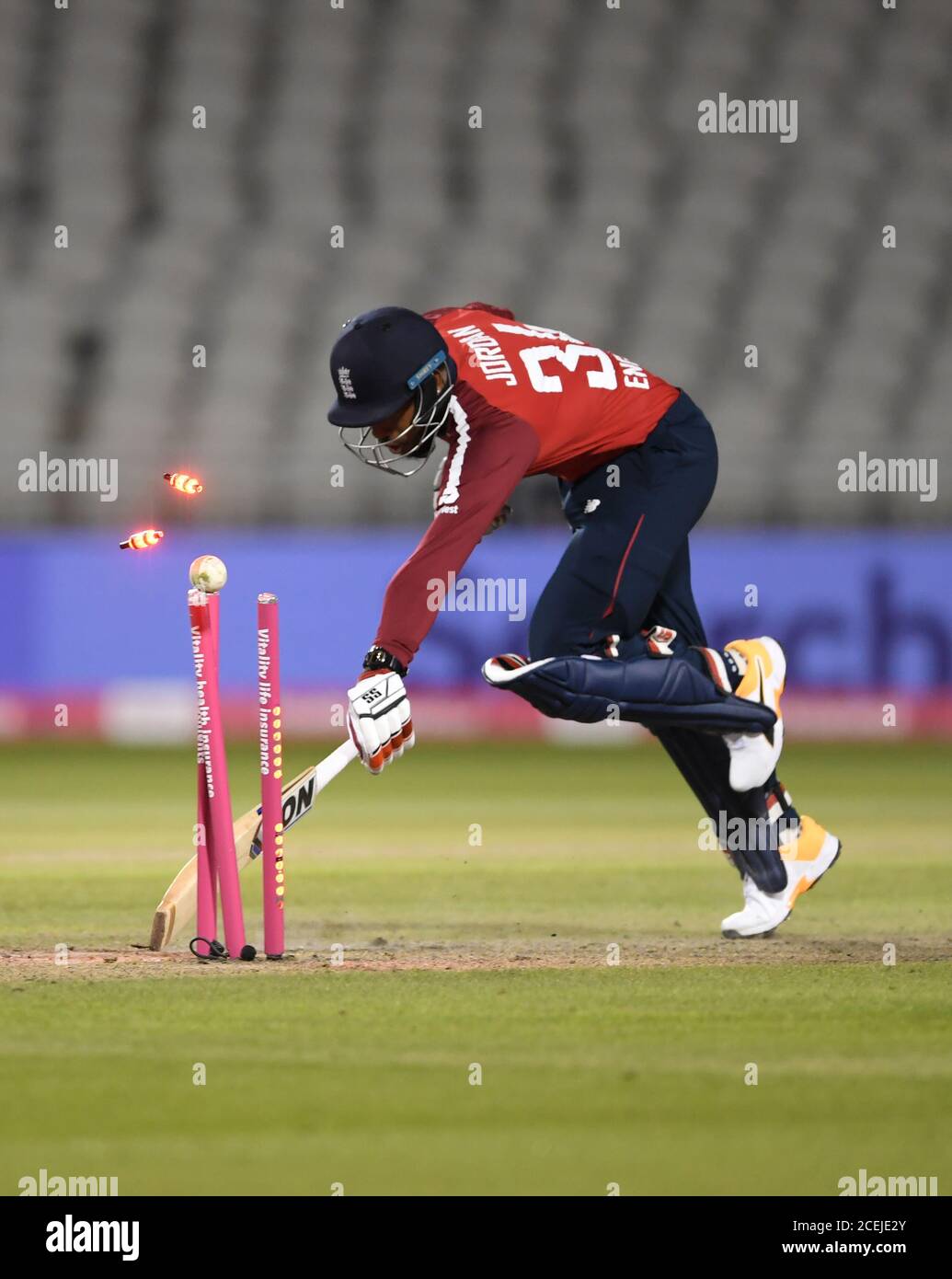 Chris Jordan, in Inghilterra, è stato eseguito dal pakistano Wahab Riaz durante la terza partita Vitality IT20 a Old Trafford, Manchester. Foto Stock