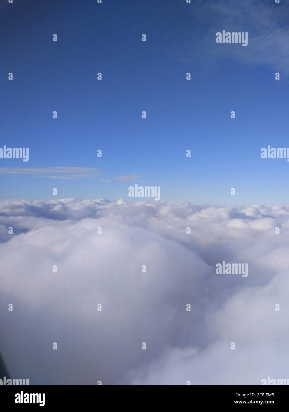 Nuvole nel cielo in una giornata di sole, vista aerea. Foto Stock