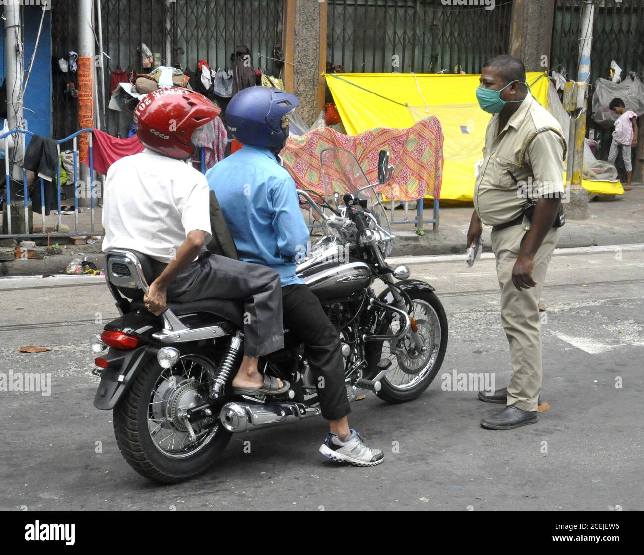 Kolkata, India. 31 Agosto 2020. Due motociclisti vengono trattenuti per vagare per le strade con la nuova Bike e non sono in grado di mostrare motivi specifici durante i periodi di blocco bisettimanale a Kolkata. (Foto di Anubrata Mondal/Pacific Press) Credit: Pacific Press Media Production Corp./Alamy Live News Foto Stock