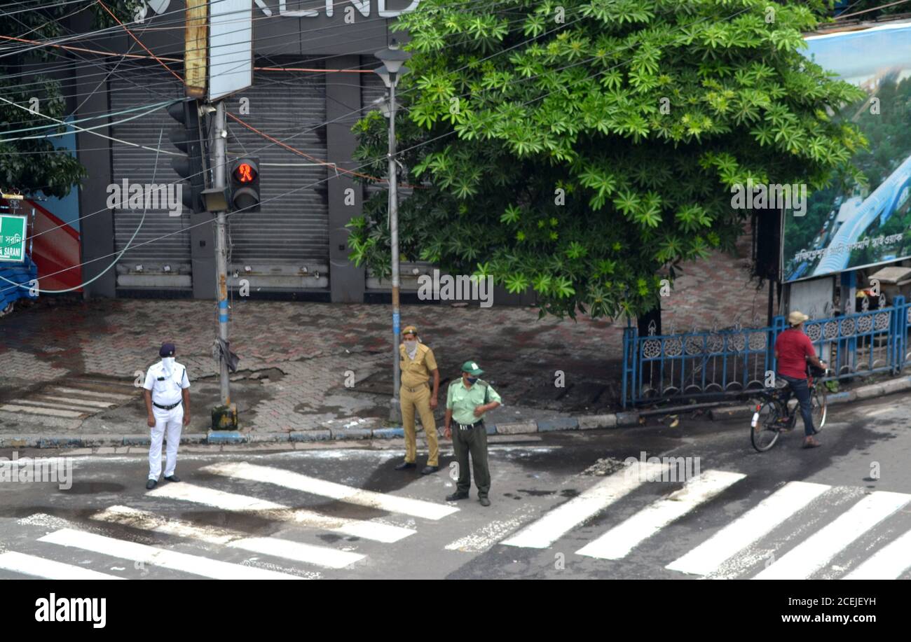 Kolkata, India. 31 Agosto 2020. Polizia al Checkpoint a Park Street conector a guardare gli interruttori di legge. (Foto di Anubrata Mondal/Pacific Press) Credit: Pacific Press Media Production Corp./Alamy Live News Foto Stock