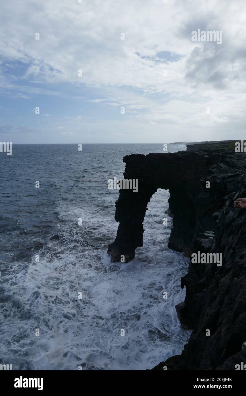 Holei Sea Arc, arco naturale lungo la costa lavica a Big Island, Hawaii Vulcanoes National Park Foto Stock