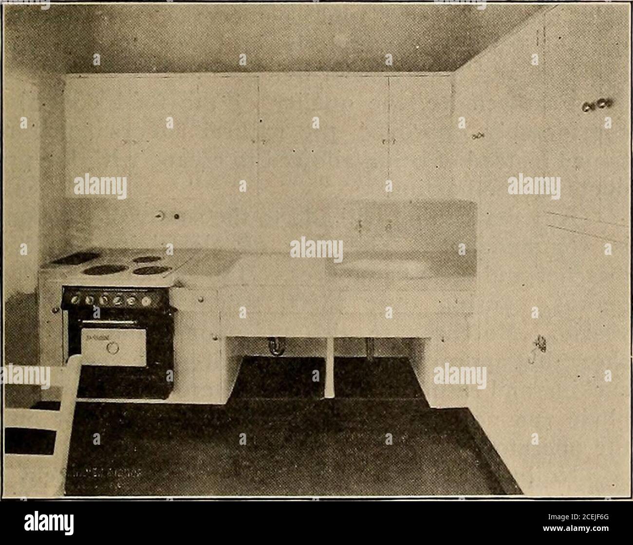 . Journal of Electricity. Un uomo che è ingegnere industriale-trial presso il reparto vendite della Westinghouse Electric & Manufacturing Co., sede di San Fran-cisco. La carta è una che è stata data recentemente prima della sezione Nevada del N. E. L. A. atReno, Nevada.-il redattore.) I temi della cucina elettrica e dello sviluppo del business della gamma elettrica hanno ricevuto un'abbondanza di pubblicità negli ultimi due anni, che diventa una questione difficile offrire qualsiasi pensiero o idee origi-nali su questo argomento. La maggior parte della formazione contenuta in questa carta è quindi di neces-sity a r Foto Stock