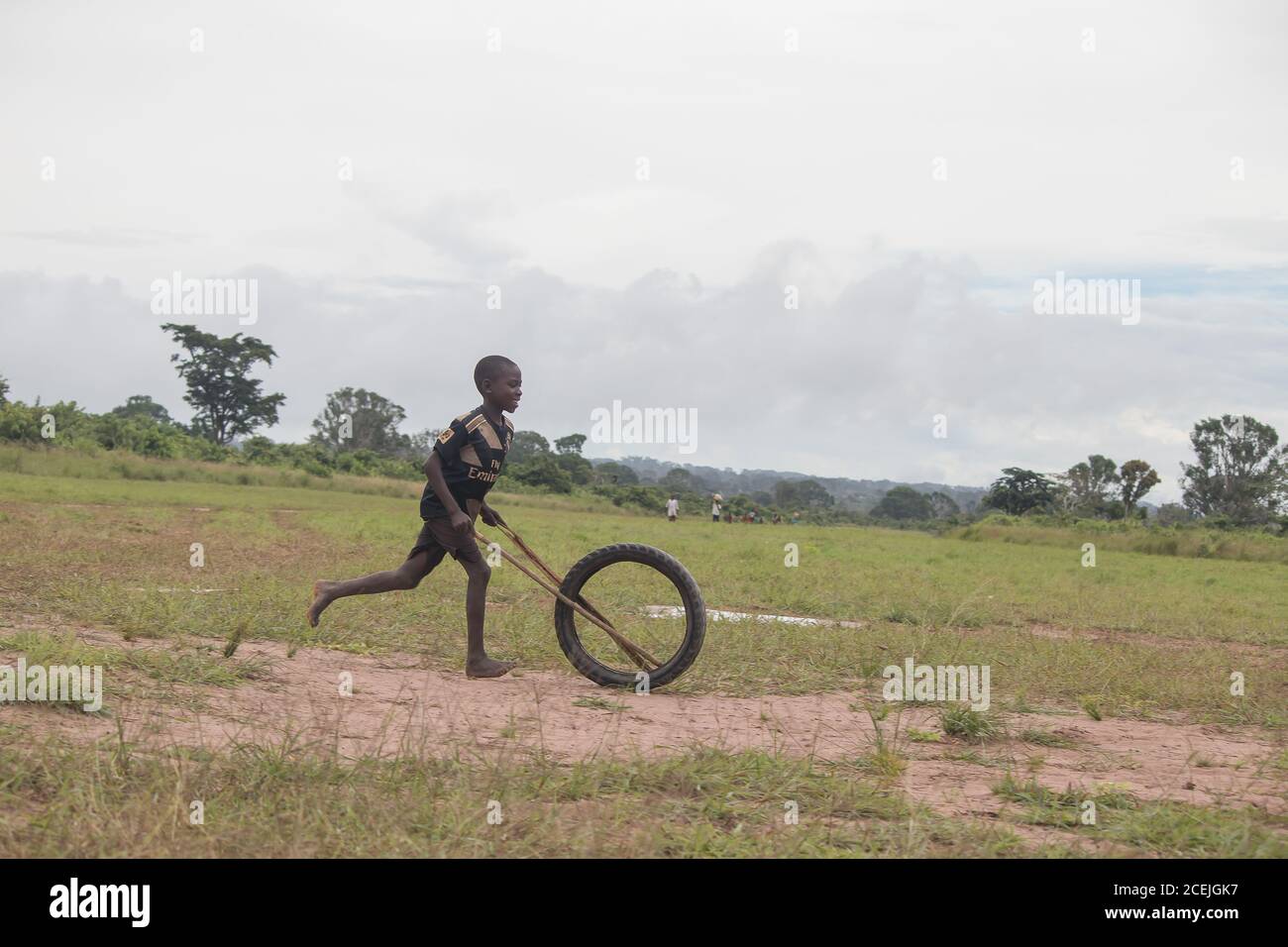 Bambini africani che giocano sul campo, sul lato del paese del Mozambico, villaggio africano Foto Stock