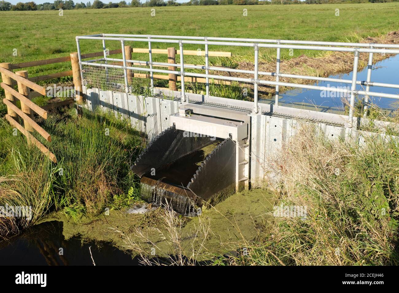 Agosto 2020 - cancello di controllo di drenaggio in un piccolo rhyne o fosso nella Somerset rurale, usato per controllare i livelli di acqua per evitare le inondazioni Foto Stock