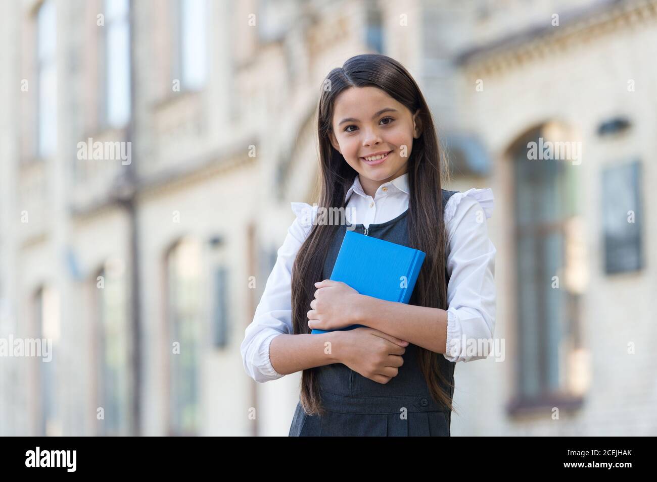 Leggi per conoscere e sapere come. Happy kid tenere libro all'aperto. Biblioteca scolastica. Istruzione informale. Lezione di lettura. Imparare a leggere. Lettura a casa. Letteratura e lingua. Senti il bisogno di leggere. Foto Stock