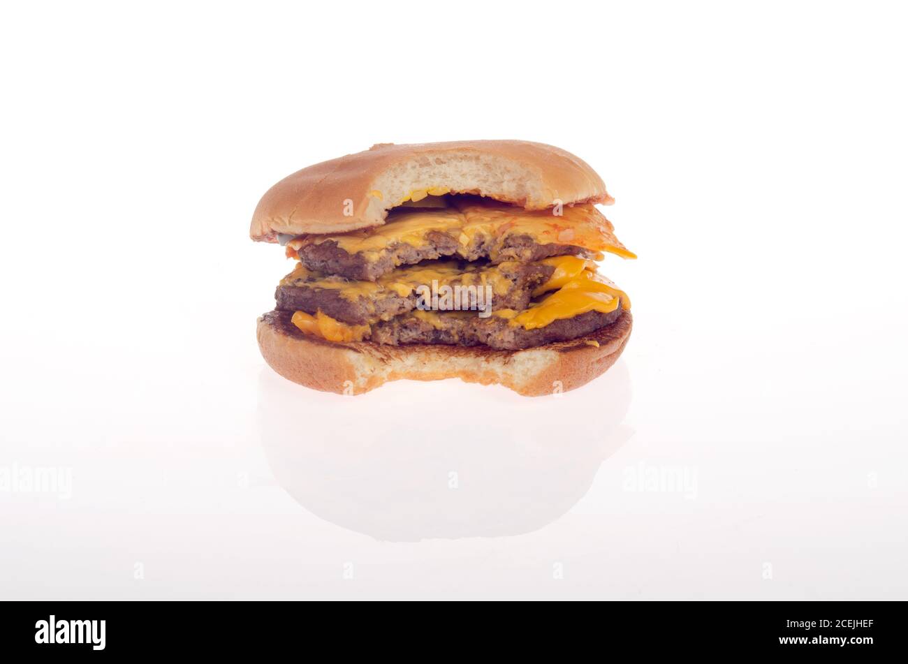 McDonald’s triple cheeseburger su bianco con il morso preso Foto Stock
