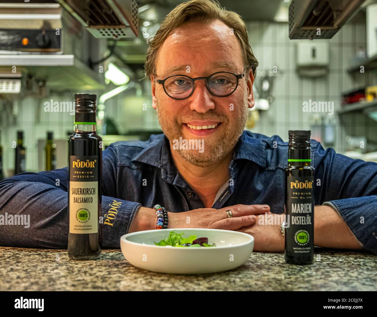 Lo chef Michelin Star Thomas Bühner lavora con gli oli vegetali pressati a freddo di Pödör a Osnabrück, in Germania Foto Stock