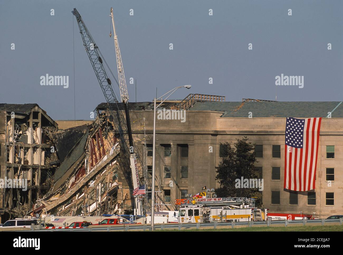 ARLINGTON, VIRGINIA, USA, 11 SETTEMBRE 2001 - Pentagono lato ovest danni da dirottato 757 jetliner terrorismo crash. Foto Stock