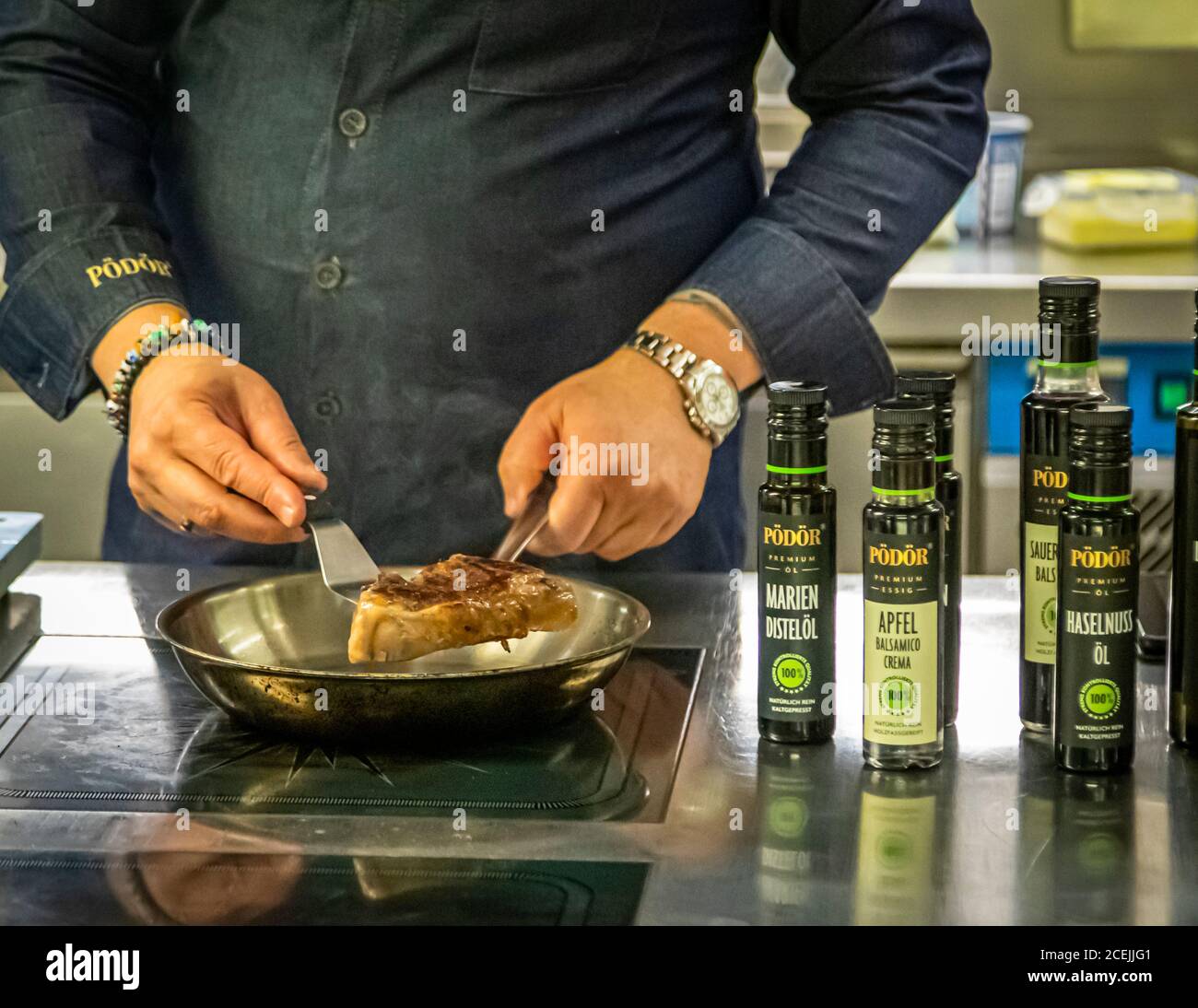 Lo chef Michelin Star Thomas Bühner lavora con gli oli vegetali pressati a freddo di Pödör a Osnabrück, in Germania Foto Stock