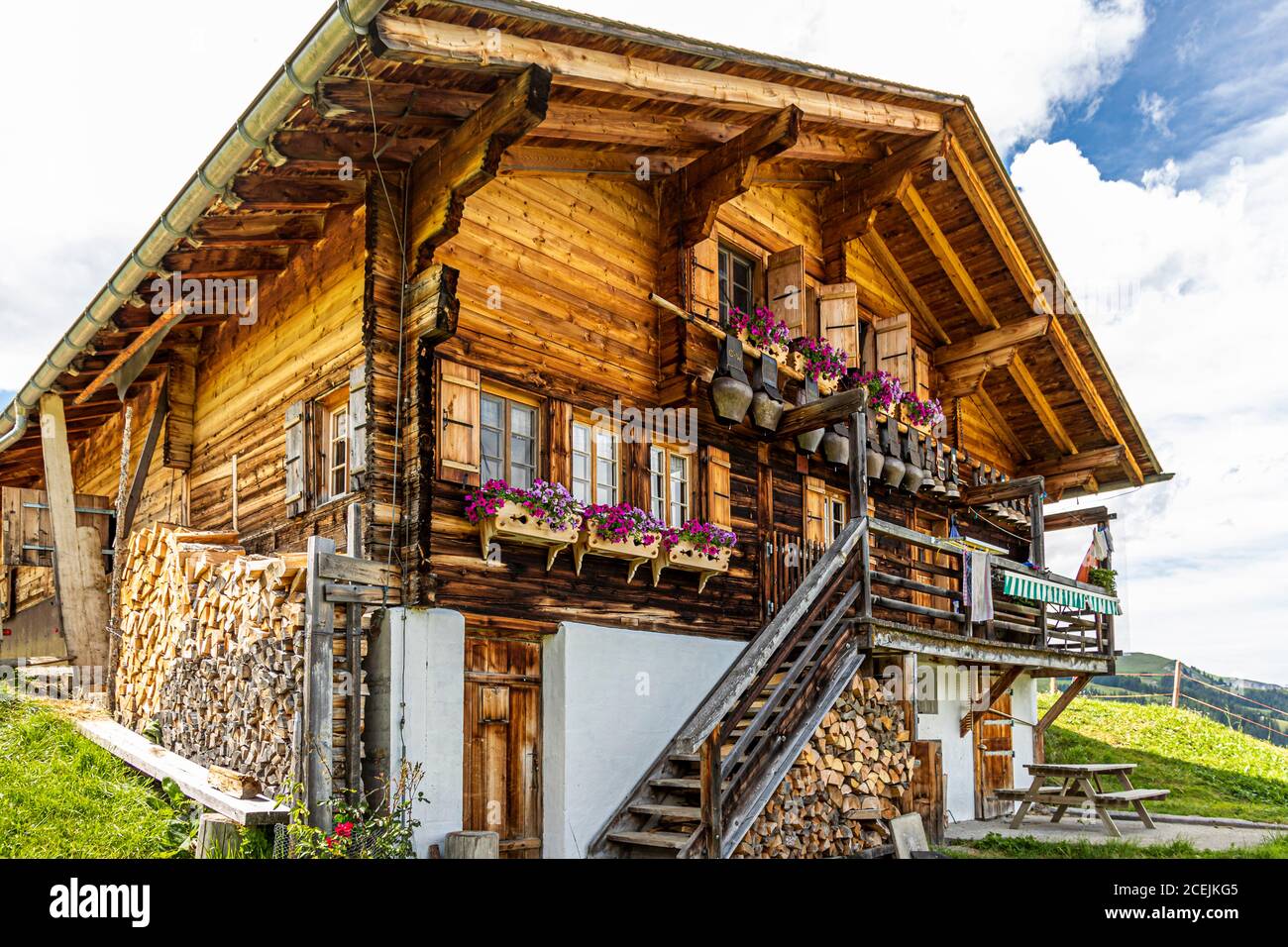 Una collezione di enormi campane è appesa alla casa principale dell'Alpe di Pöris. Da qui il Lenkerhof ottiene il suo formaggio di capra fresco. ALP Lairy, Lenk, Svizzera, Lenk, Svizzera Foto Stock