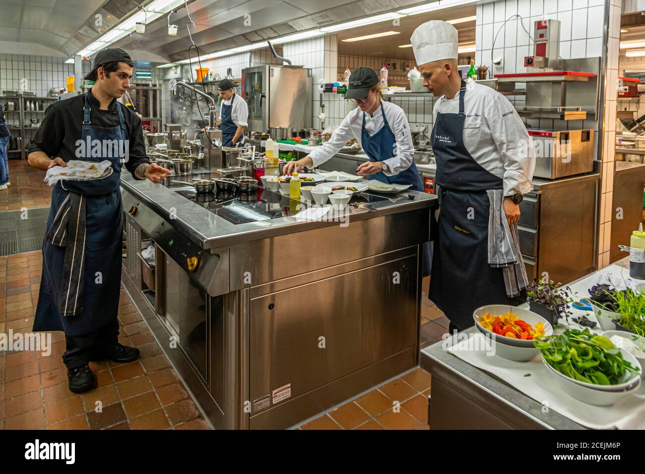 Cucina dell'Hotel Lenkerhof, Lenk, Svizzera. Spirito di squadra e buon umore Foto Stock