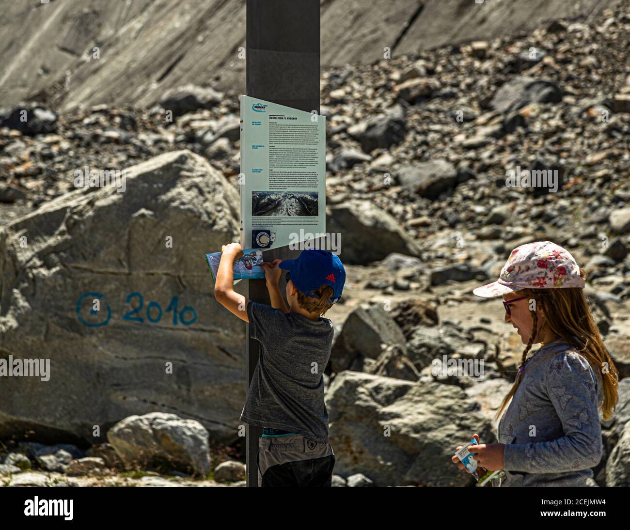 Percorso didattico al ghiacciaio Morteratsch, Svizzera. Fino a questo punto, il ghiacciaio Morteratsch riempì la valle fino al 2010, in Svizzera Foto Stock