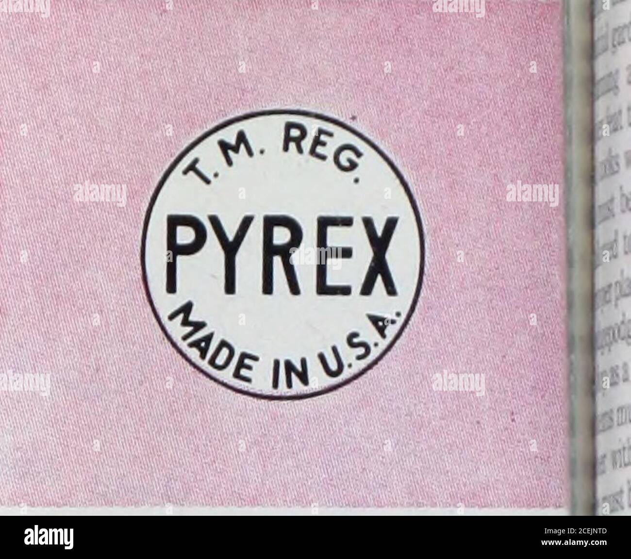 . Il giornale domestico delle Signore. Nessun posto per la sporcizia nei denti. In questa CoverCasserola con manopola Pyrex. Mantiene il cibo caldo per i servingsYoull trovare ha centinaia di usi. Quattro misure. Dimensioni W.quart, solo 79c. Ottenga il vostro oggi!. Questo marchio registrato stampato in vetro |tlie identifica ogni piatto Pyrex. Ilstands lor di alta qualità. Sia sicuro looklor esso prima che compriate! Foto Stock