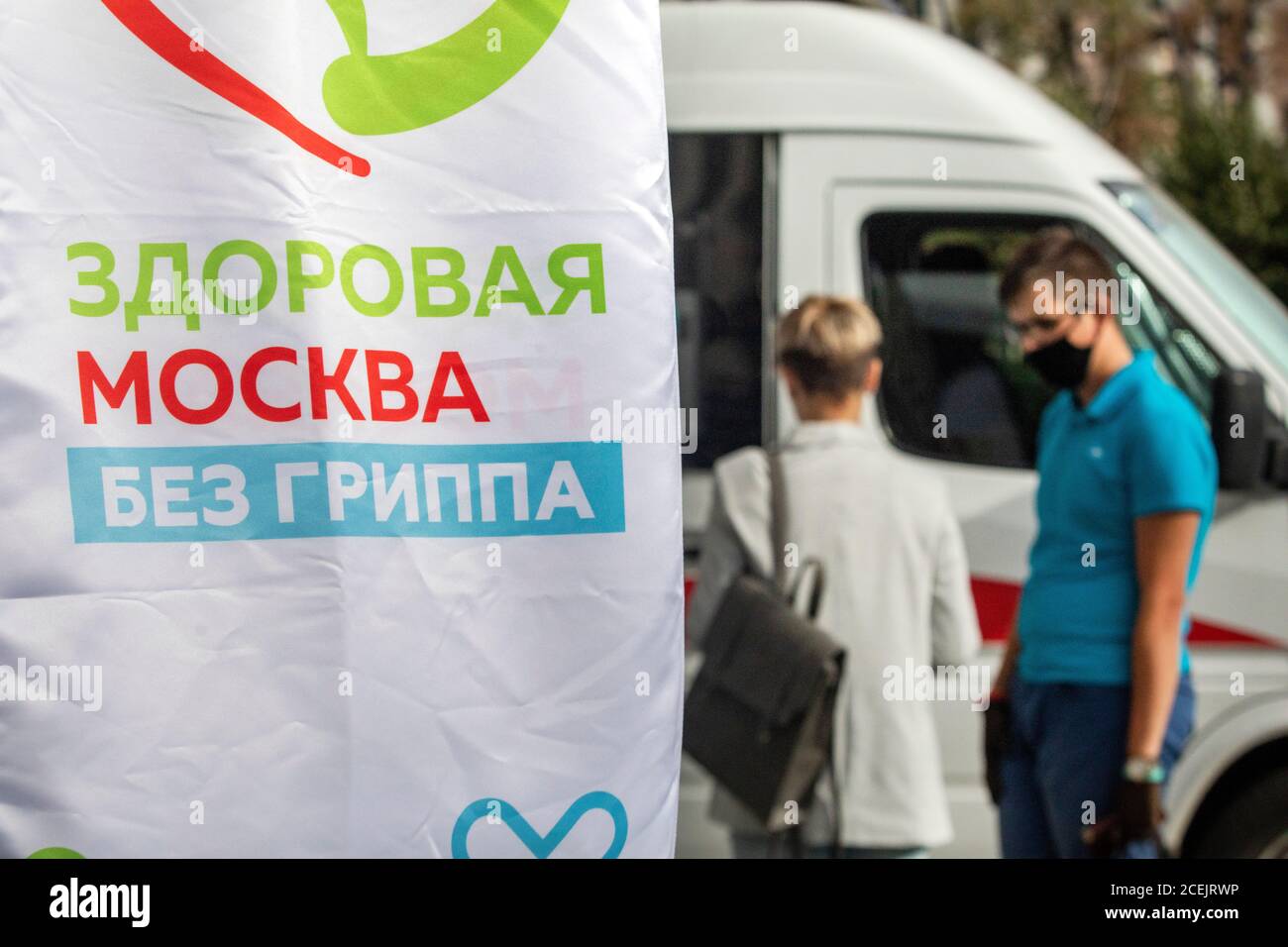 Mosca, Russia. 1 settembre 2020 un punto mobile per la vaccinazione gratuita contro l'influenza in una speciale auto ambulanza in via Tverskaya vicino alla stazione della metropolitana nel centro di Mosca, Russia. Il banner recita 'Mosca sana senza influenza' Foto Stock
