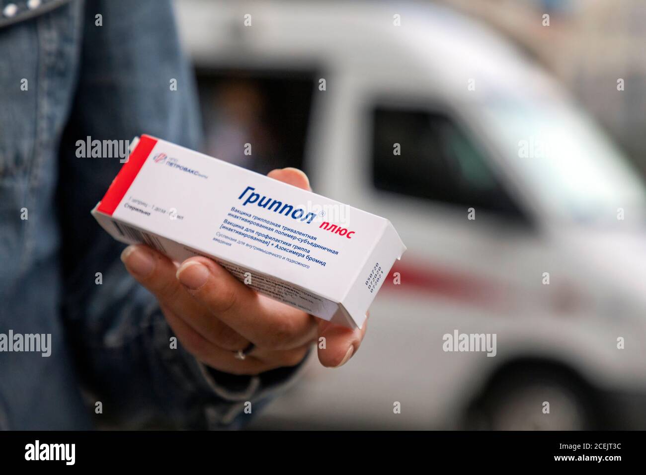 Mosca, Russia. 1 settembre 2020 UN volontario tiene una scatola del vaccino trivalente Grippol Plus di fronte ad una speciale auto ambulanza del servizio mobile gratuito di vaccinazione antinfluenzale in via Tverskaya vicino alla stazione della metropolitana nel centro della città di Mosca, Russia Foto Stock