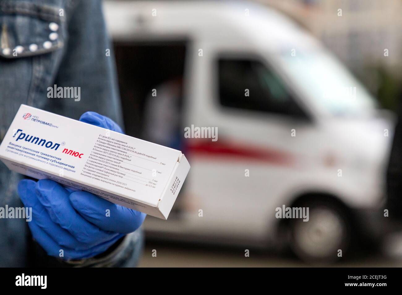 Mosca, Russia. 1 settembre 2020 UN volontario tiene una scatola del vaccino trivalente Grippol Plus di fronte ad una speciale auto ambulanza del servizio di vaccinazione antinfluenzale mobile gratuito in via Tverskaya vicino alla stazione della metropolitana nel centro di Mosca, Russia Foto Stock