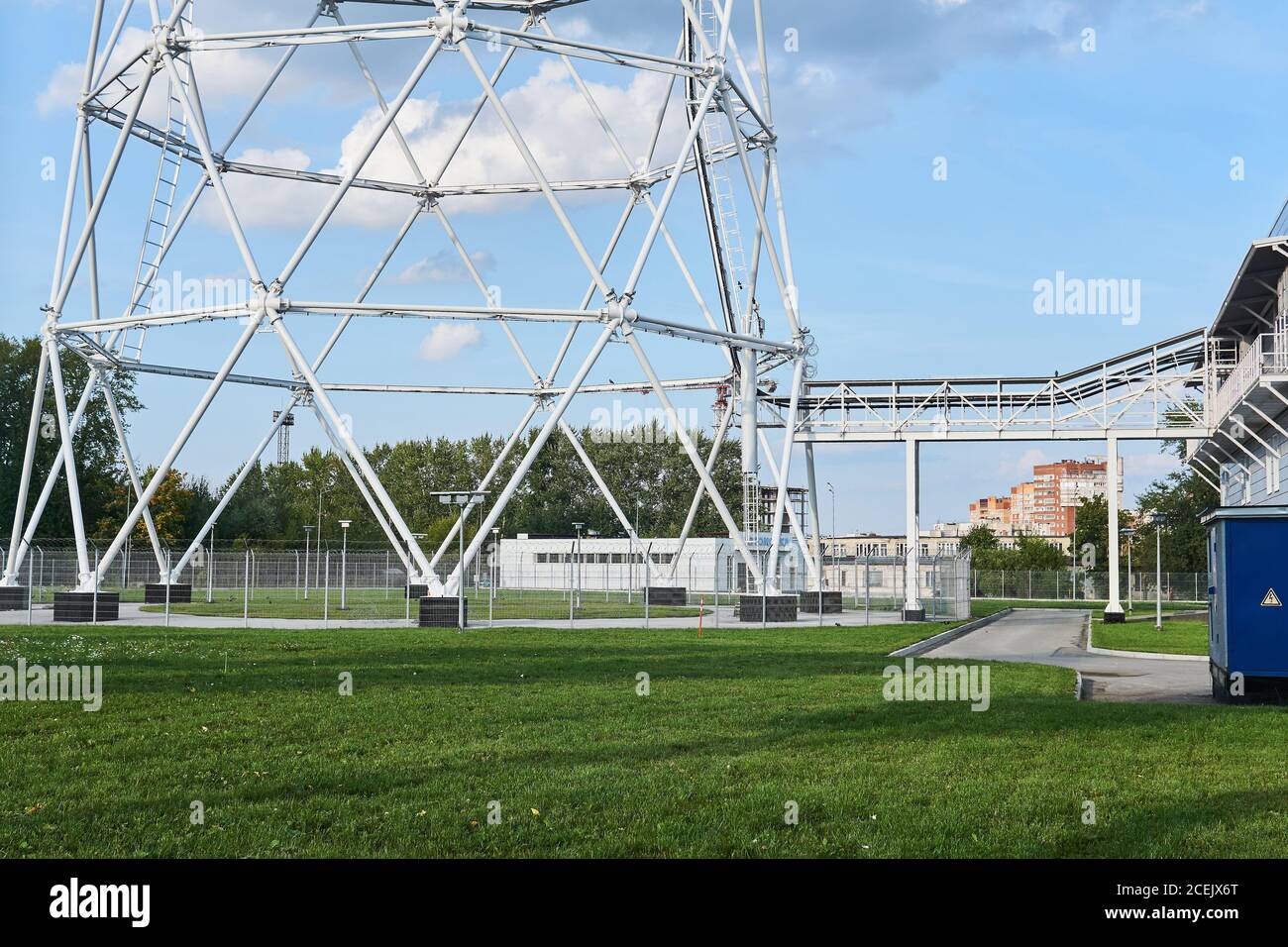 la base di una torre televisiva a reticolo enorme con un ponte tecnologico che conduce ad esso dal centro televisivo Foto Stock