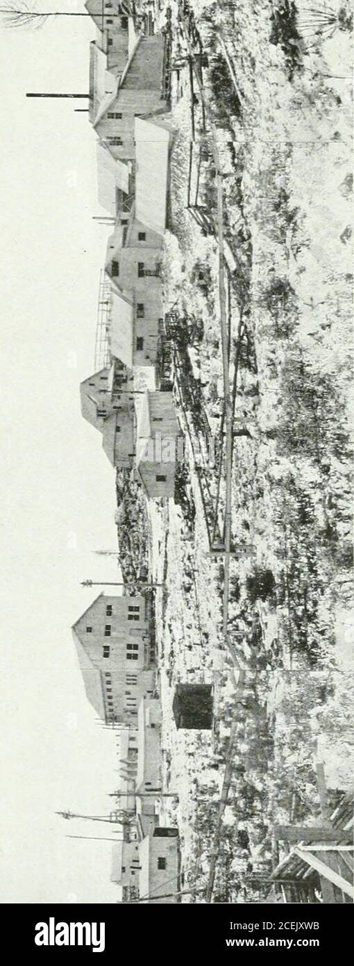 . Ontario Sessional Papers, 1914, No.3-9. 10 B.M. 134 Bureau of Mines No. 4 presso le opere di Nipissing Reduction Companys sono state macinate 8,886 tonnellate di minerale, con resa di 57.898 tonnellate di concentrati, contenenti 50,401 ml fini di argento. Inoltre, 172.264 tonnellate di minerale, contenenti 19,066.27 ml fini di argento, sono state spedite alle fonderie. Di seguito è riportato un riepilogo del lavoro di sviluppo svolto durante l'anno: Affondamento 359 piedi sollevamento 168 piedi deriva e cross-cutting 790 piedi arresto (tutti in No. 1 miniera) 2,595 tonnellate Città di Cobalt il controllo della città di Cobalt Mining Company è stato acquistato all'inizio dell'anno Foto Stock