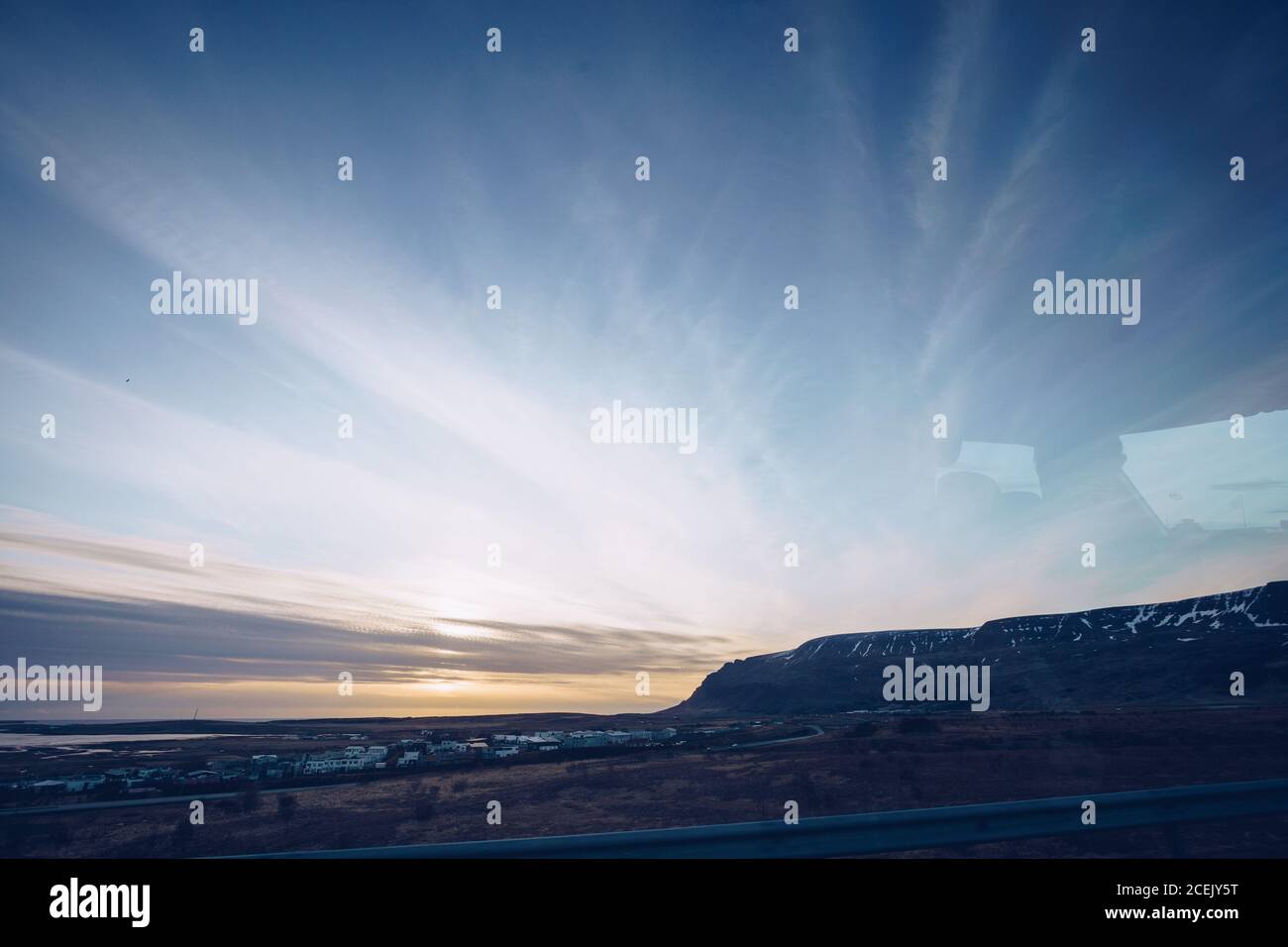 La morte atterra con la collina all'alba con il cielo blu meraviglioso Con nuvole in Islanda Foto Stock