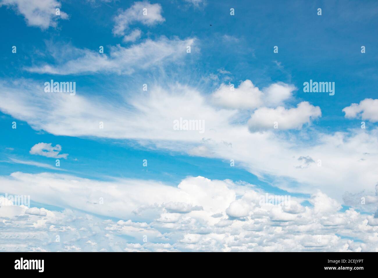 Incredibile cielo nuvoloso a sfondo estivo della natura Foto Stock