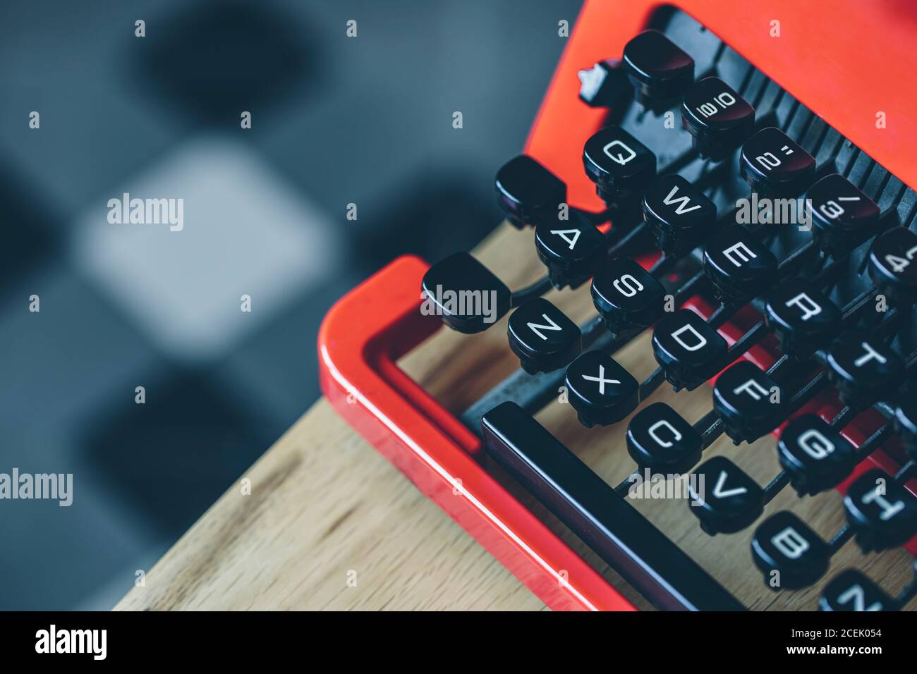 Tasti di primo piano della macchina da scrivere meccanica rossa con script occidentale Foto Stock