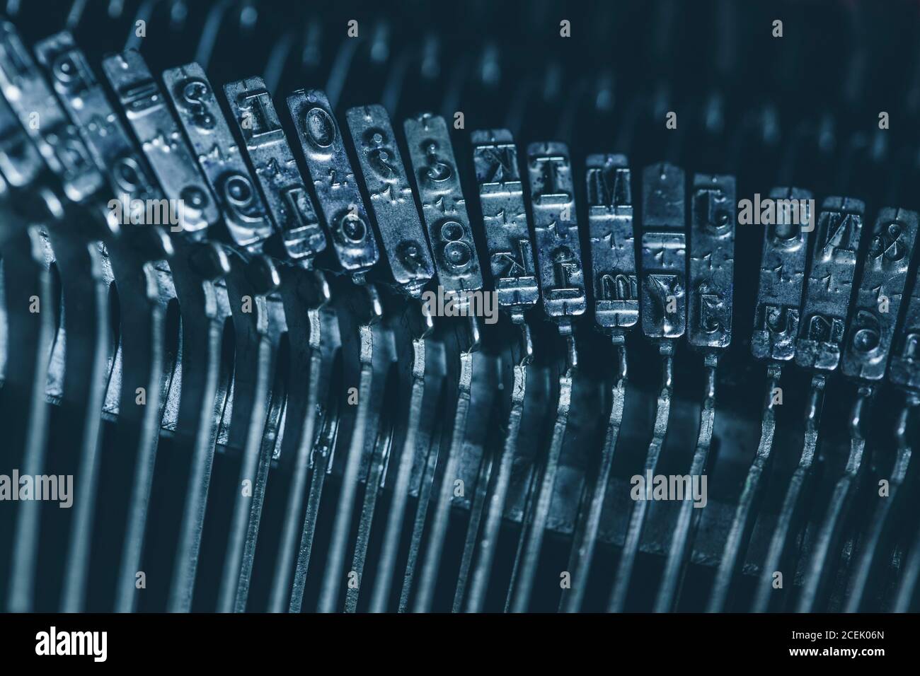 Primo piano con barra di stile in metallo di una macchina da scrivere meccanica con script Western Foto Stock