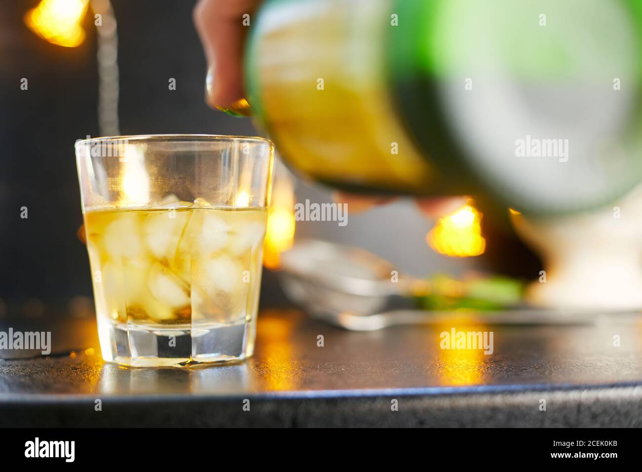 versate un cocktail nella drogheria del bar Foto Stock