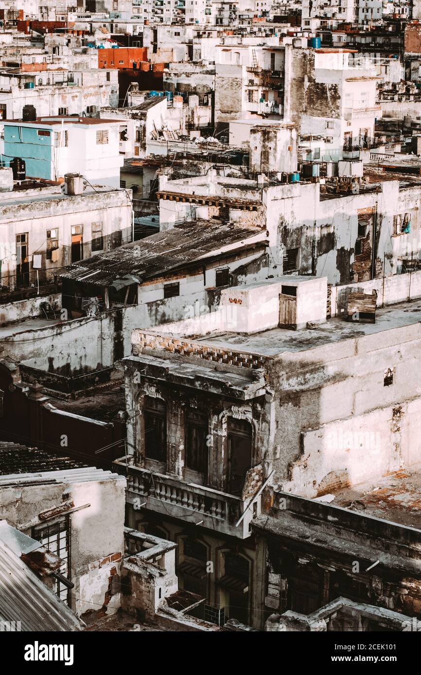 Immagine esterna degli edifici della città cubana danneggiati e consumati collocati in un quartiere denso. Foto Stock