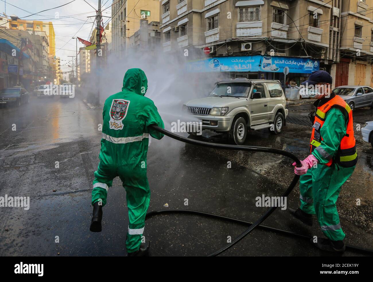 Gaza, la striscia di Gaza, la Palestina. 1 settembre 2020. Dipendente municipale sterilizzato nella città di Gaza, le autorità sanitarie hanno segnalato più di 350 infezioni virali nella striscia di Gaza, tra cui quattro decessi. Credit: Abed Alrahman Alkahlout/Quds Net News/ZUMA Wire/Alamy Live News Foto Stock