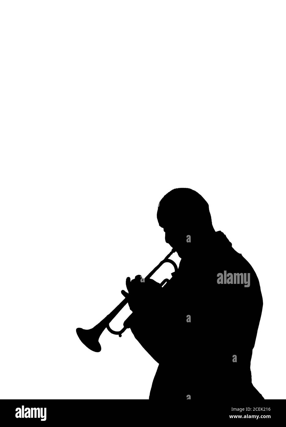 Silhouette di musicista adulto in piedi e suonando su tromba isolato su bianco Foto Stock