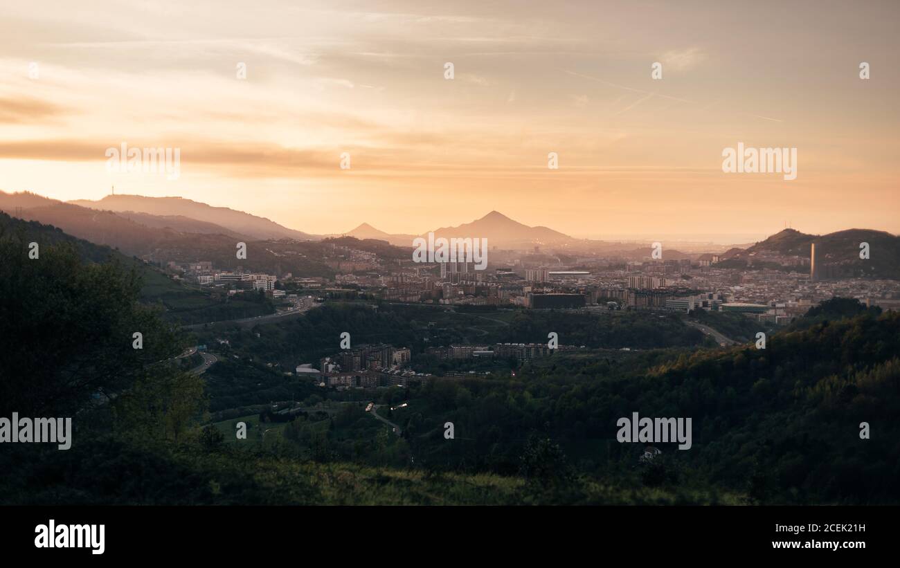 Grande villaggio ai piedi della montagna Foto Stock