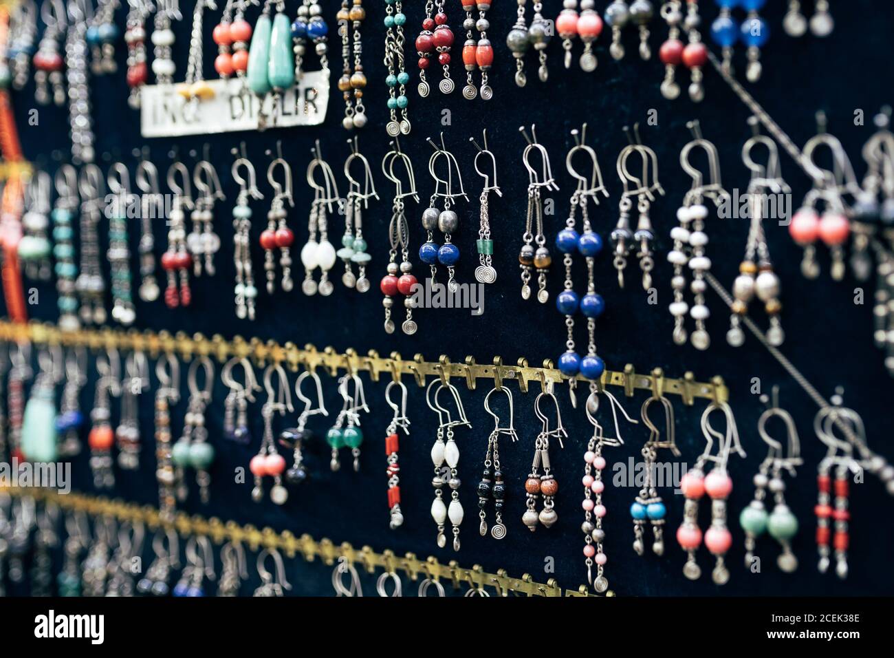 Primo piano di orecchini assortiti appesi sul mercato di Istanbul, Turchia Foto Stock