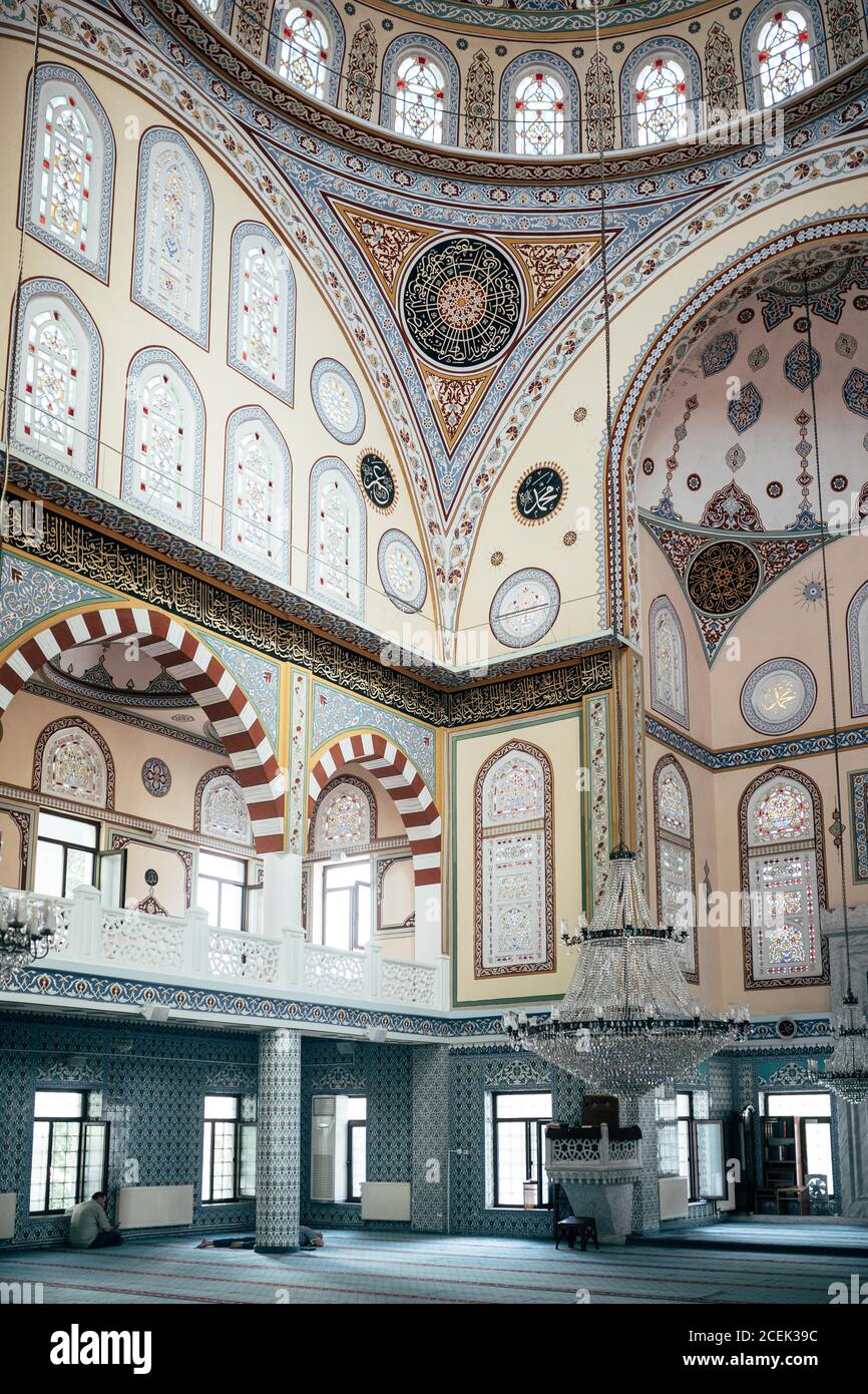 Pareti e soffitti splendidamente decorati sulla maestosa moschea di Istanbul, Turchia Foto Stock