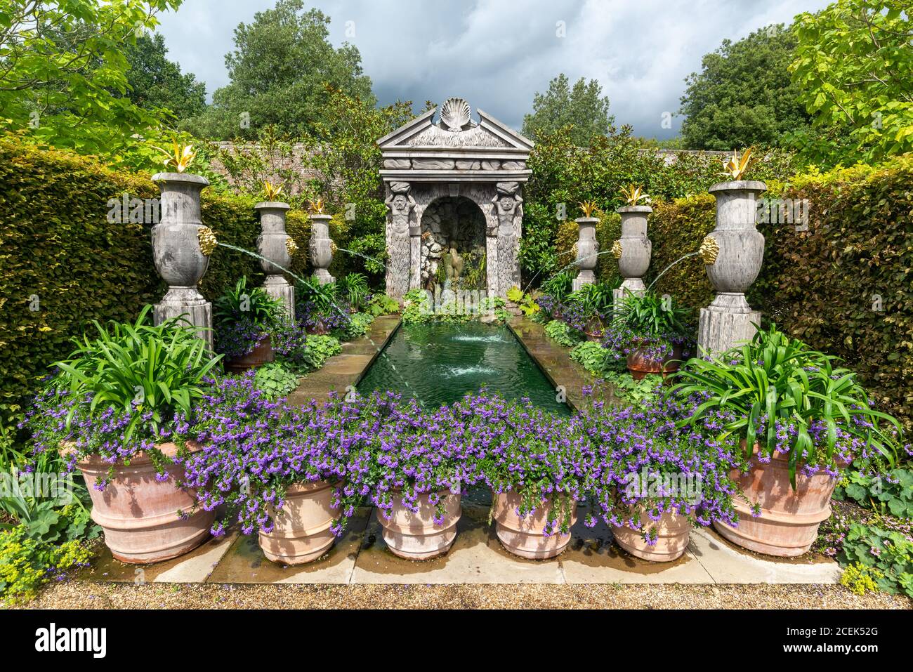 Pagoda ornamentale in pietra e fontane nei giardini del Castello di Arundel, Sussex occidentale, Inghilterra, Regno Unito Foto Stock