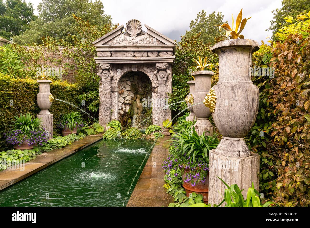 Pagoda ornamentale in pietra e fontane nei giardini del Castello di Arundel, Sussex occidentale, Inghilterra, Regno Unito Foto Stock