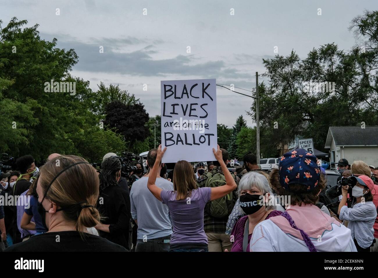 Kenosha, Stati Uniti. 01 settembre 2020. I sostenitori della Black Lives Matter si riuniscono nel luogo in cui Jacob Blake è stato ucciso mentre il presidente Trump visita Kenosha, Wisconsin, martedì 1 settembre 2020. Trump ha visitato Kenosha, nel Wisconsin, una settimana dopo che la polizia ha sparato sette volte a Jacob Blake sulla schiena. Foto di Alex Wroblewski/UPI Credit: UPI/Alamy Live News Foto Stock