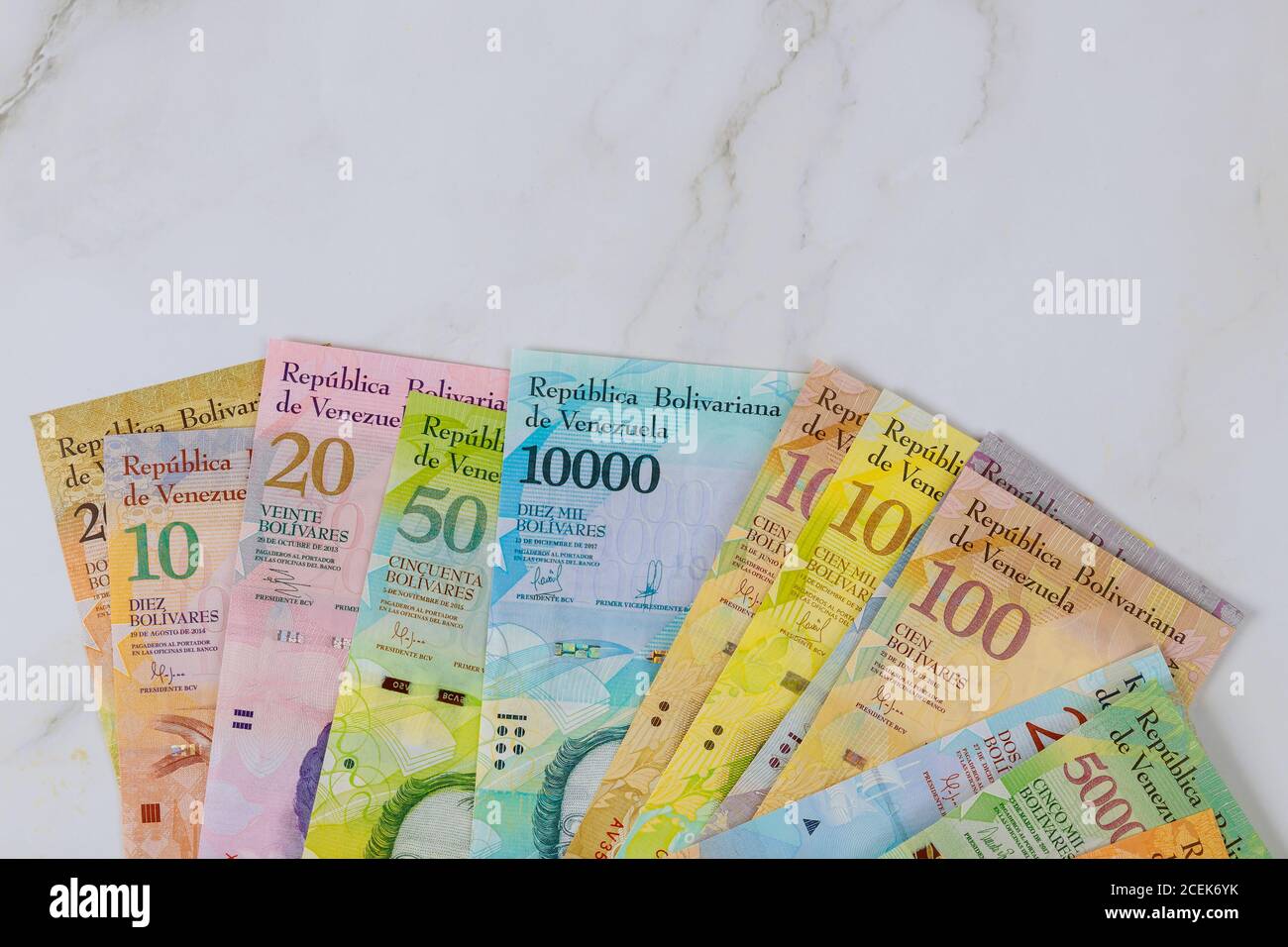 Venezuela economico di banconote con diverse banconote di carta valuta venezuelano Bolivar, Foto Stock