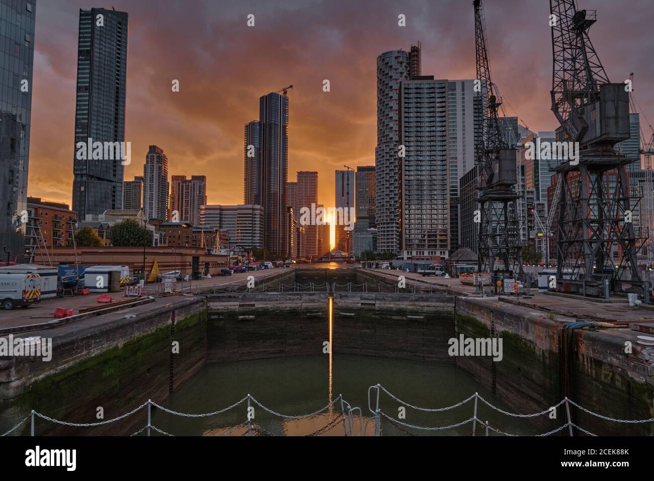 Il molo sud chiude al tramonto, Canary Wharf, Londra Foto Stock