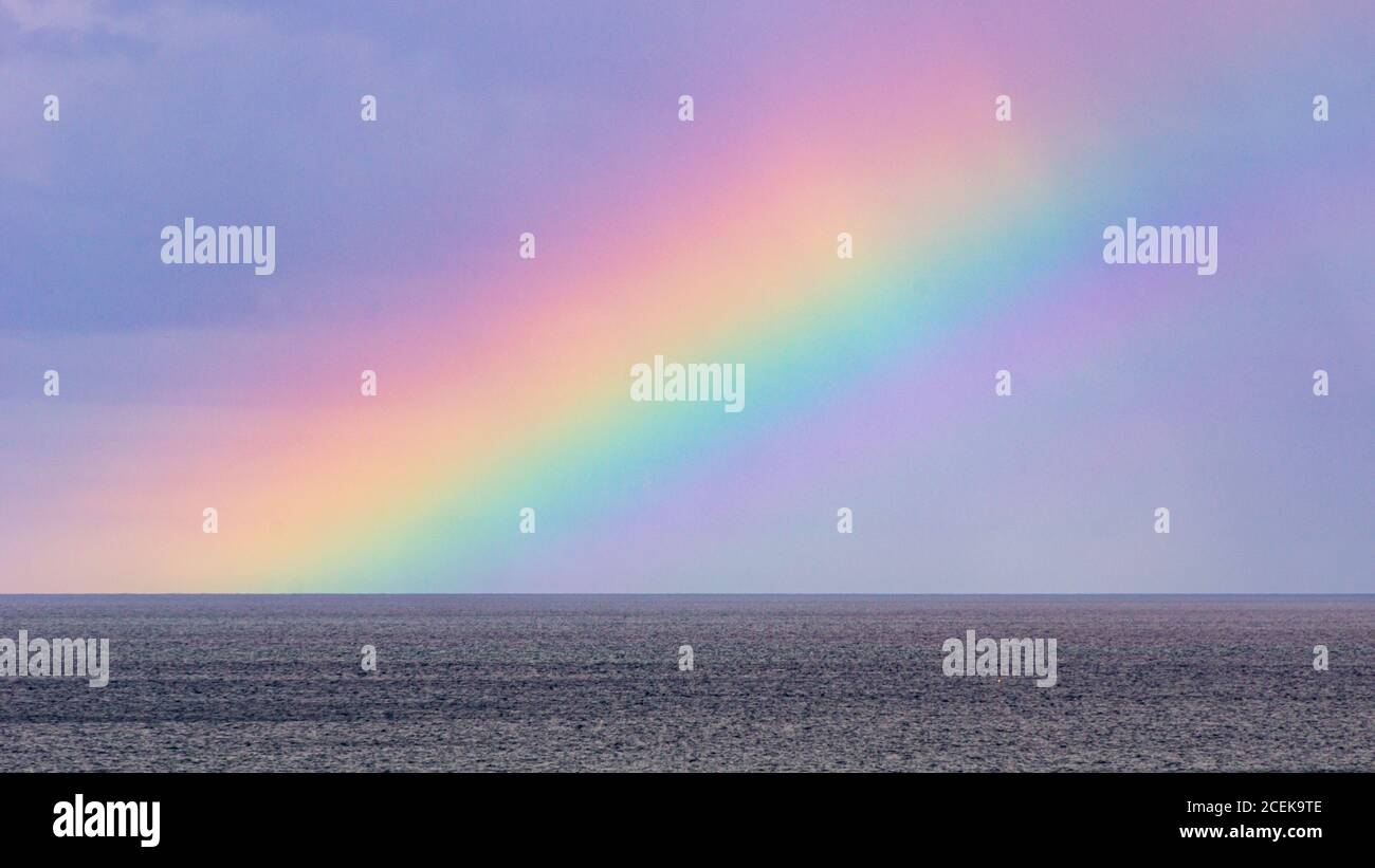 Un arcobaleno vicino al mare Foto Stock