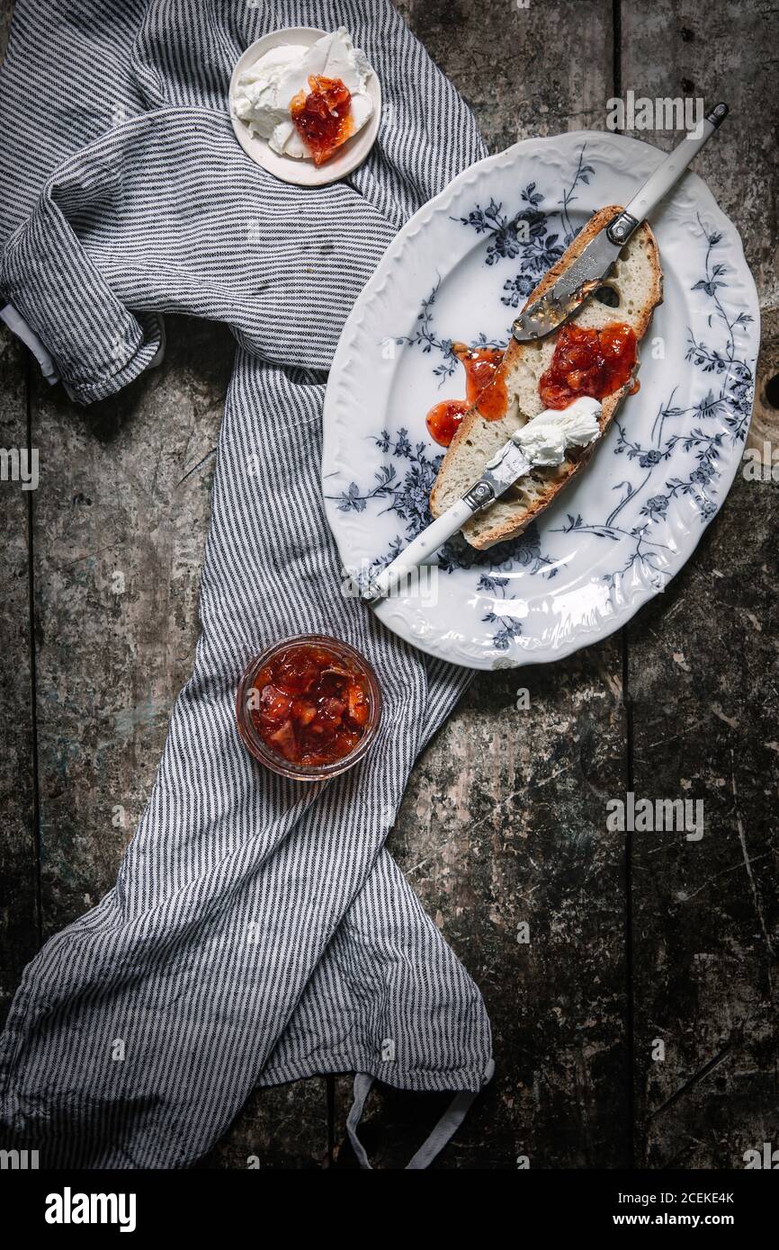 Tostare con marmellata d'arancia e formaggio morbido Foto Stock