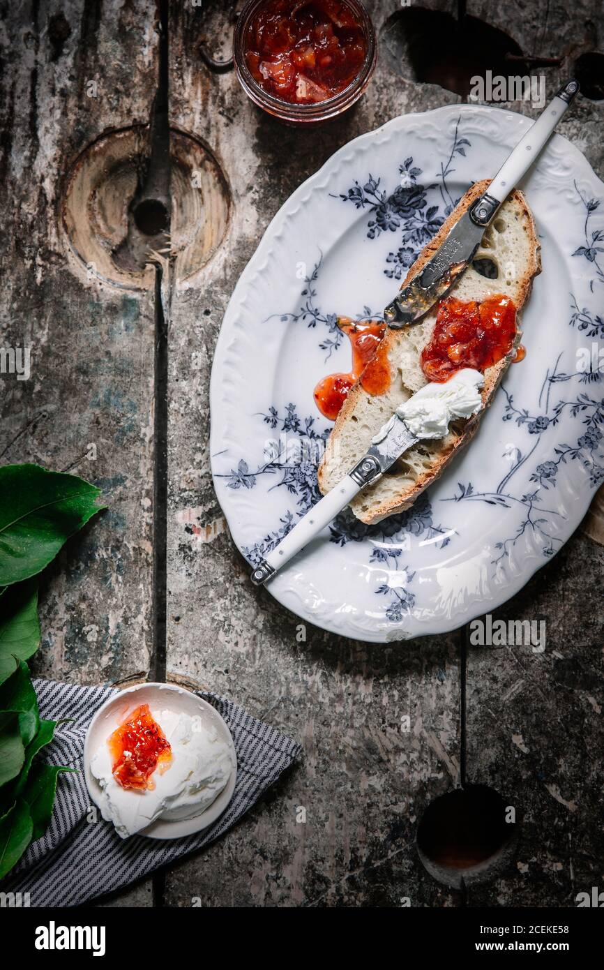 Tostare con marmellata d'arancia e formaggio morbido Foto Stock