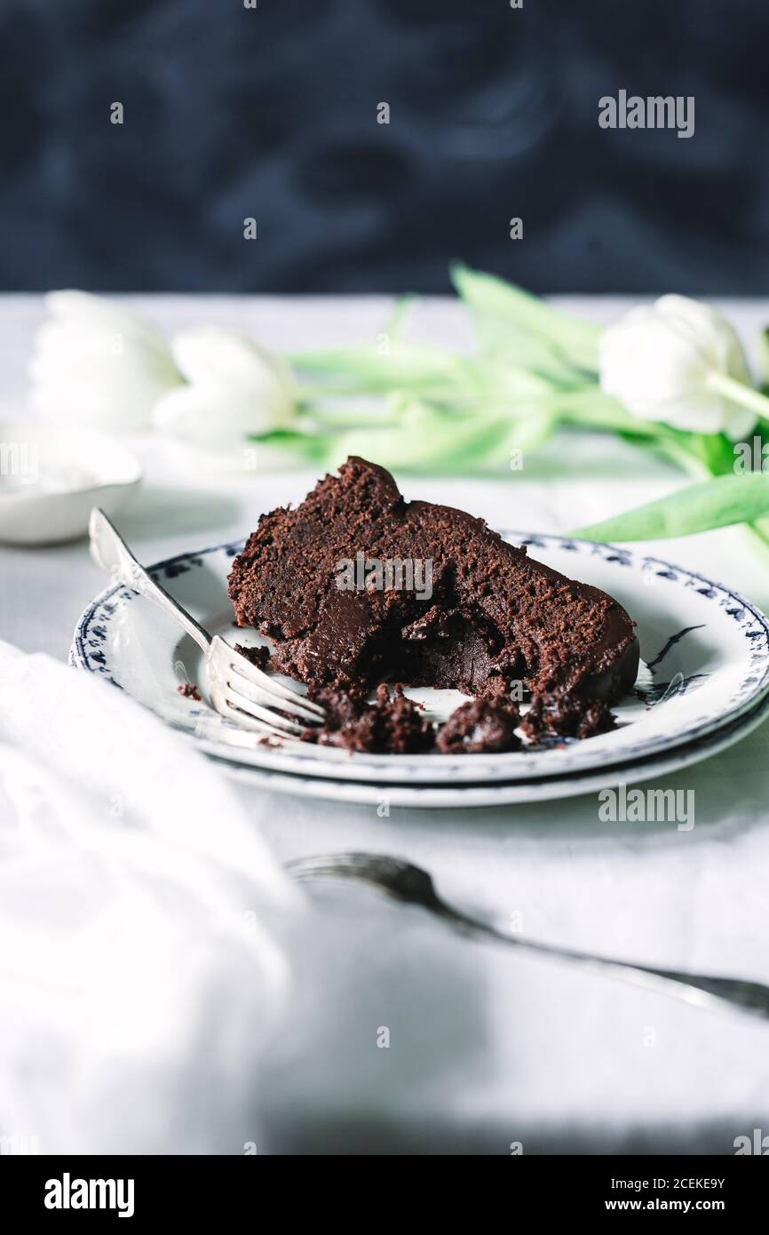Pezzo di torta al cioccolato sul piatto Foto Stock