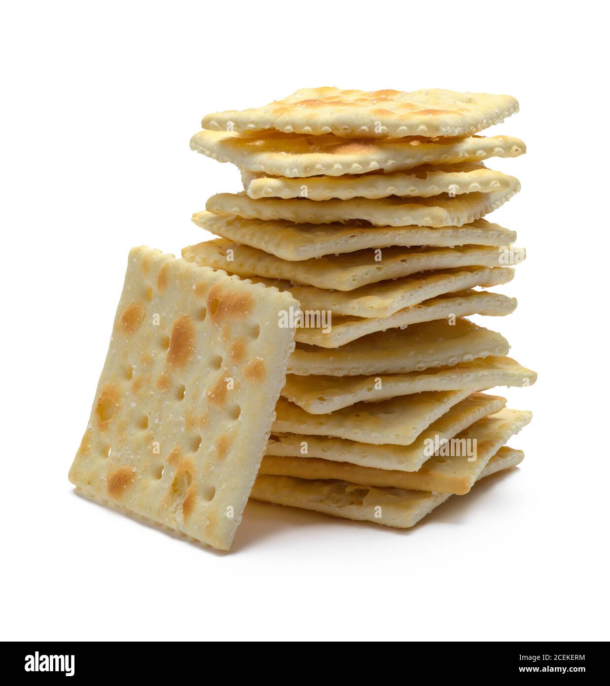 Pila di cracker di Saltine isolato su sfondo bianco. Foto Stock