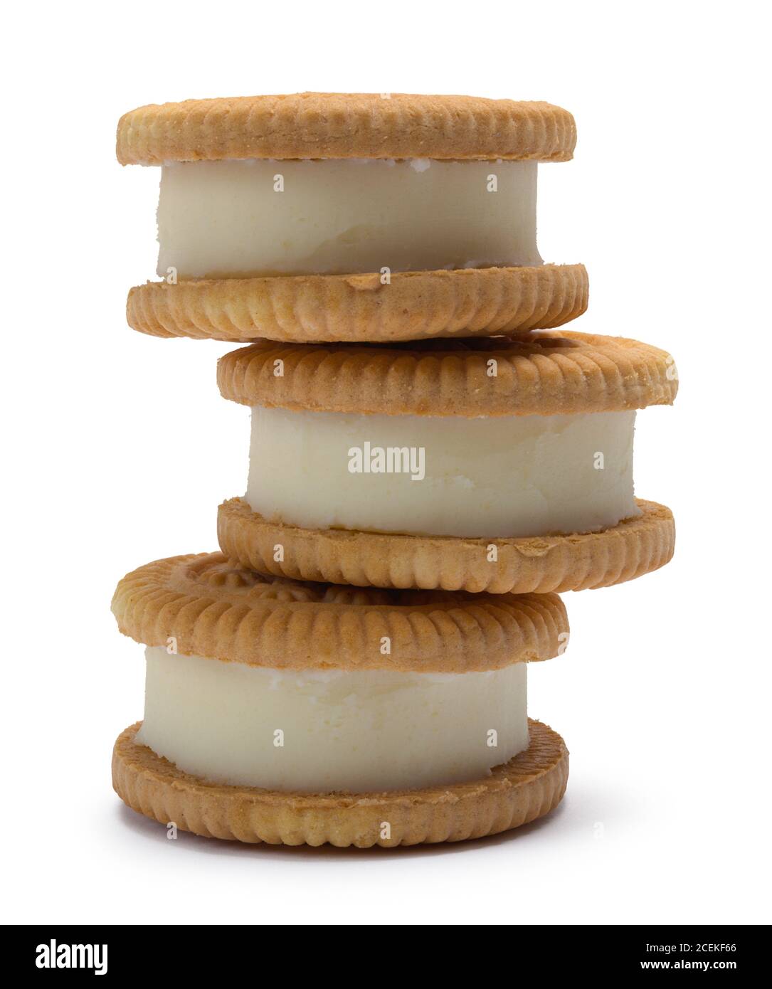 Tre biscotti Sandwhich alla vaniglia impilati isolati su bianco. Foto Stock