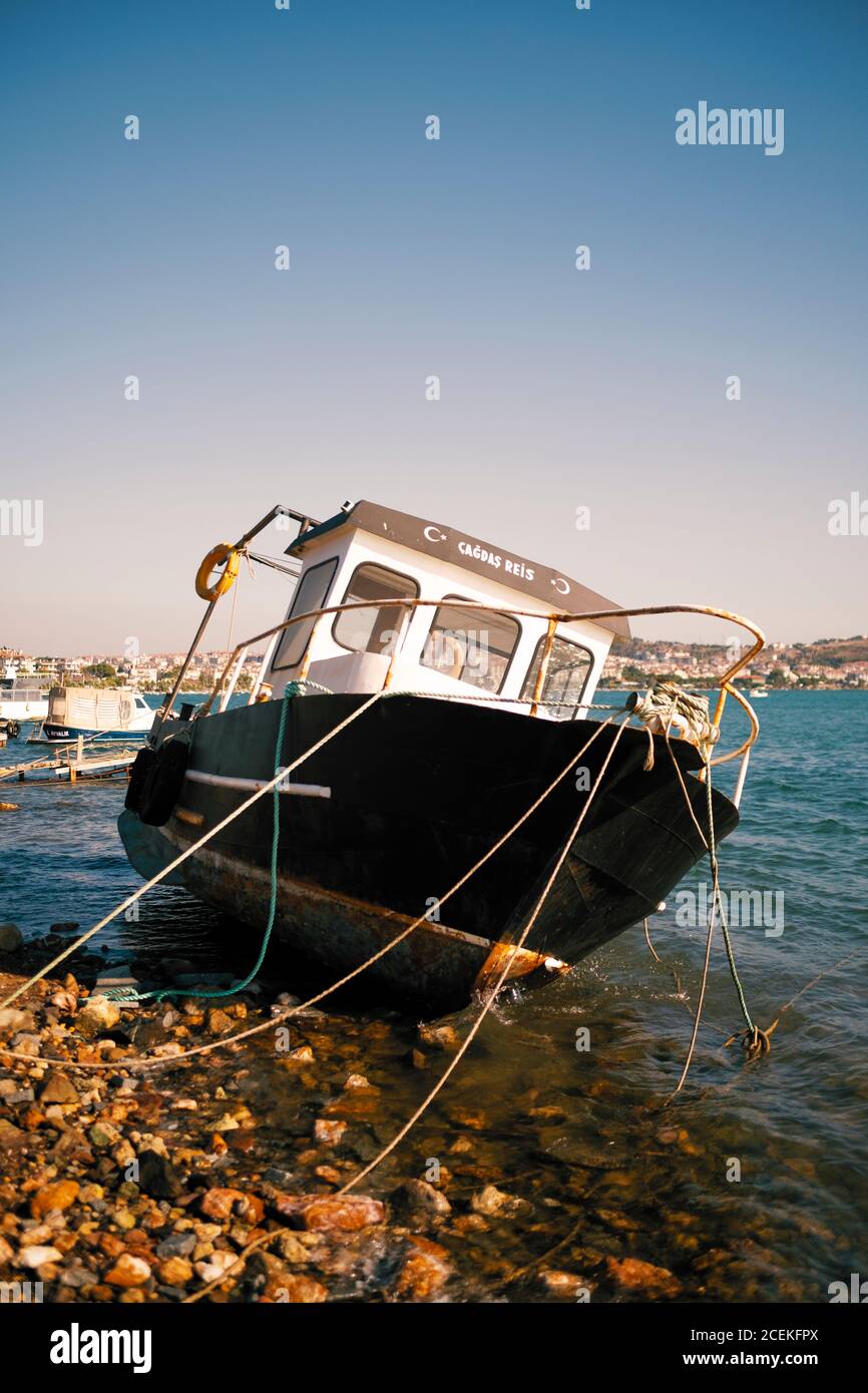 Balikesir, Turchia - 19 luglio 2020: La barca Cagdas Reis chiamata ha funzionato aground nell'isola di Balikesir Ayvalik Cunda. Foto Stock