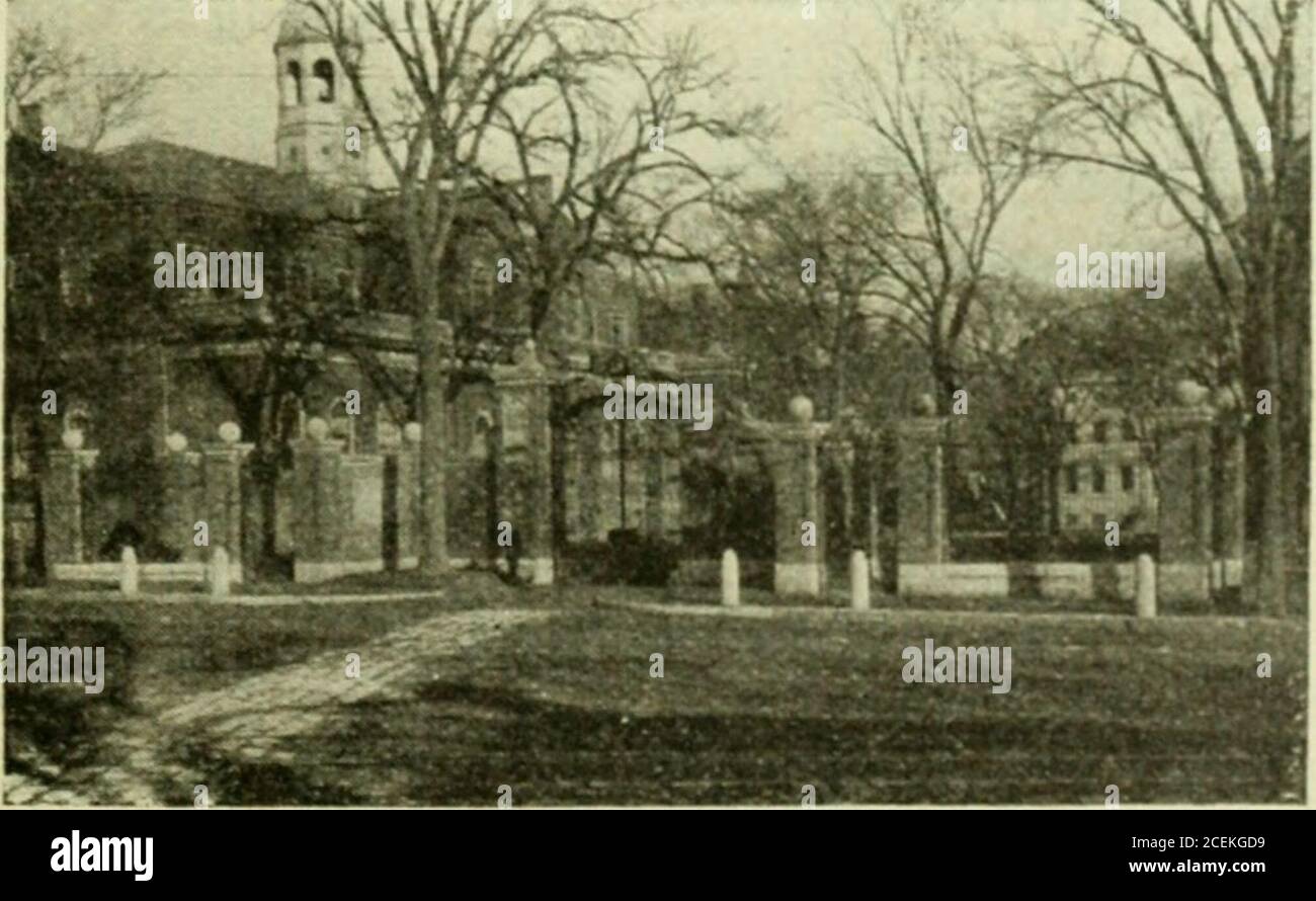 . Viaggi in tram attraverso il New England ... CAMBRIDGE in Park St. Subway prendere al livello inferiore il nuovo subwaytrain, che alesaggi Thro Beacon Hill, torba nella luce del giorno come si attraversa il ponte, poi passa sotterraneo a HarvardSquare. Qui per prima cosa esplora l'Università di Harvard (fondata nel 1666) con la sua grande biblioteca, i bei edifici, il grande museo con un ricco di mostre botaniche, zoologiche, artistiche e minerali. Qui si entra Harvard Gates 90 * Trolley Trips through New England WAY TO THE WHITE MOUNTAINS Can One REACH the White Mountains from Boston by trolley?No, ma si può coprire la prima parte del Foto Stock